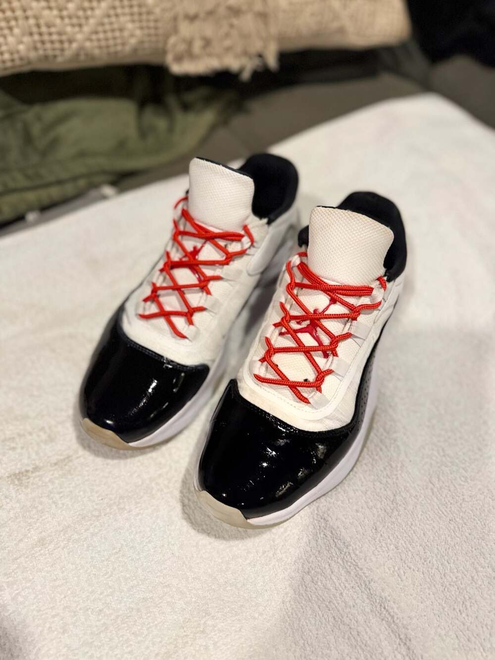 Air Jordan 11 CMFT Low White Black University Red